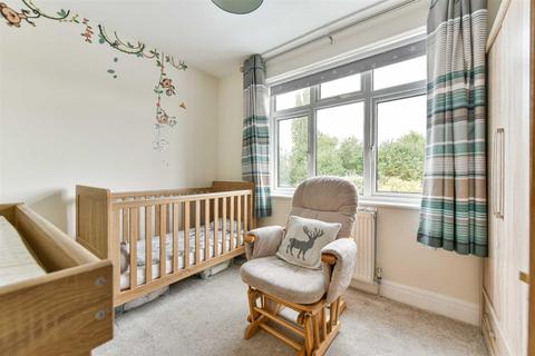127 Walsingham Gardens, Epsom, KT19 0LZ