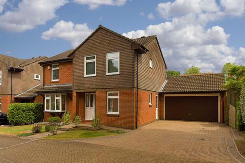9 Northcliffe Close, Worcester Park, KT4 7DS