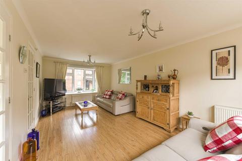 9 Northcliffe Close, Worcester Park, KT4 7DS