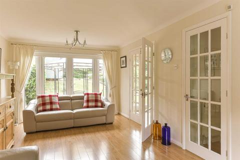 9 Northcliffe Close, Worcester Park, KT4 7DS