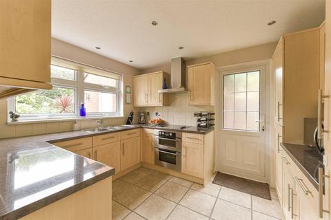 9 Northcliffe Close, Worcester Park, KT4 7DS