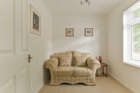 9 Northcliffe Close, Worcester Park, KT4 7DS