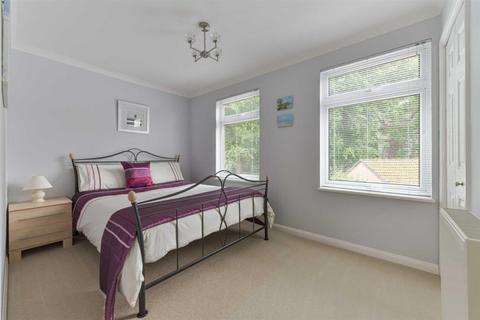 9 Northcliffe Close, Worcester Park, KT4 7DS