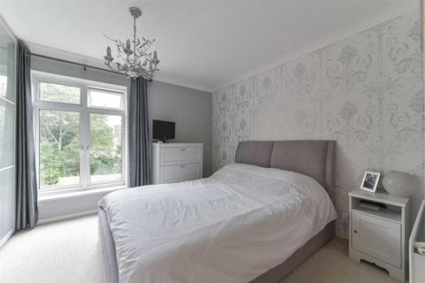 11 Edwards Close, Worcester Park, KT4 8PE