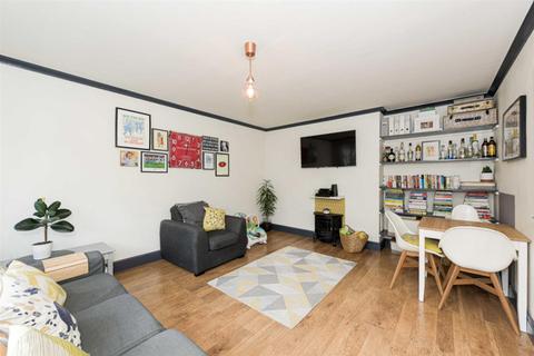 42 Collier Close, Epsom, KT19 9JQ