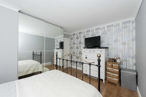 42 Collier Close, Epsom, KT19 9JQ
