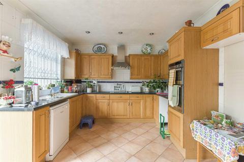 21 Clarkes Avenue, Worcester Park, KT4 8QA