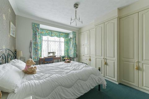 21 Clarkes Avenue, Worcester Park, KT4 8QA