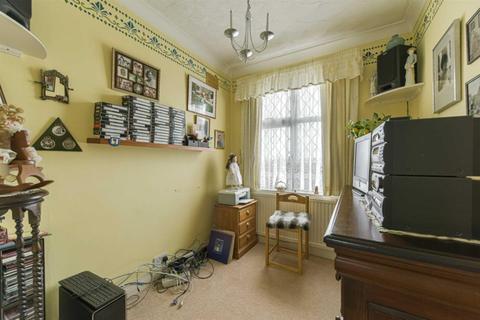 21 Clarkes Avenue, Worcester Park, KT4 8QA