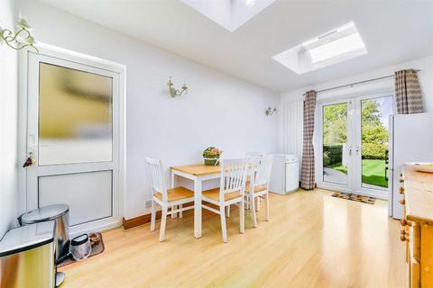 16 Calverley Road, Epsom, KT17 2NX