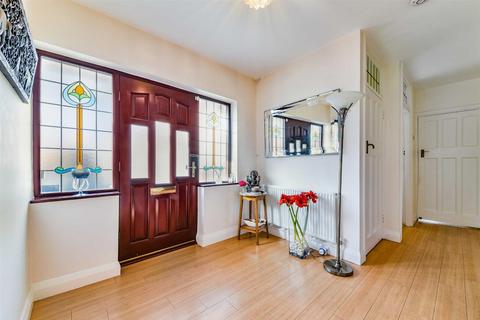 16 Calverley Road, Epsom, KT17 2NX