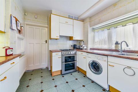 16 Calverley Road, Epsom, KT17 2NX