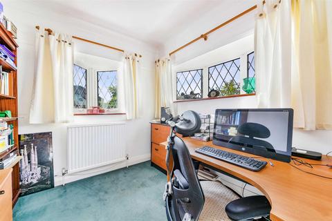 16 Calverley Road, Epsom, KT17 2NX