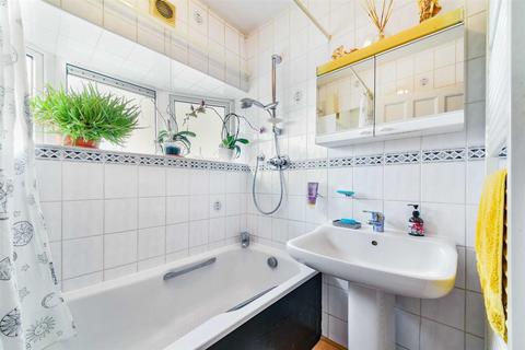 16 Calverley Road, Epsom, KT17 2NX