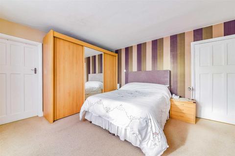 16 Calverley Road, Epsom, KT17 2NX
