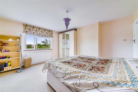 16 Calverley Road, Epsom, KT17 2NX