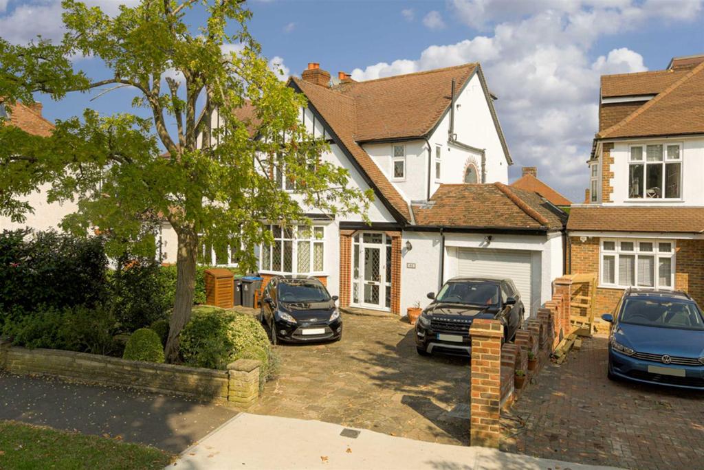The Manor Drive, Worcester Park 4 bed semidetached house £900,000