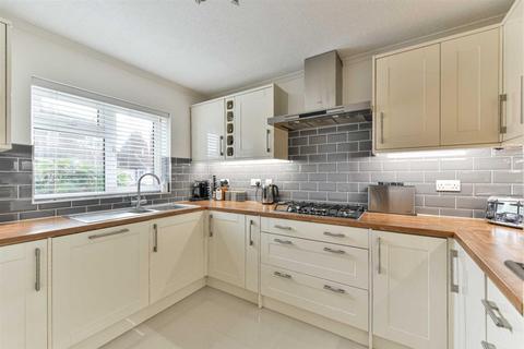 8 Cardinal Close, Worcester Park, KT4 7EH