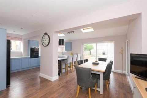 26 Killester Gardens, Worcester Park, KT4 8TZ