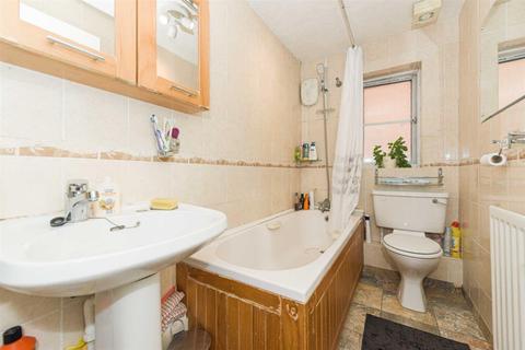 10 Pemberley Chase, West Ewell, Epsom, KT19 9LL