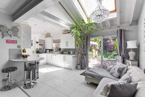 11 The Glade, Epsom, KT17 2HW