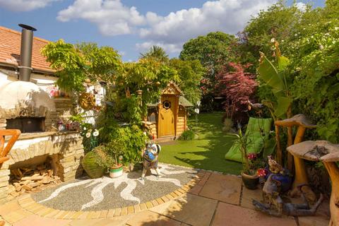 11 The Glade, Epsom, KT17 2HW