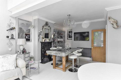 11 The Glade, Epsom, KT17 2HW