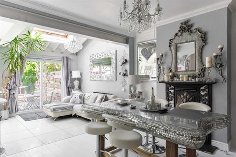 11 The Glade, Epsom, KT17 2HW