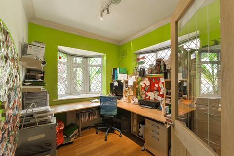 11 The Glade, Epsom, KT17 2HW