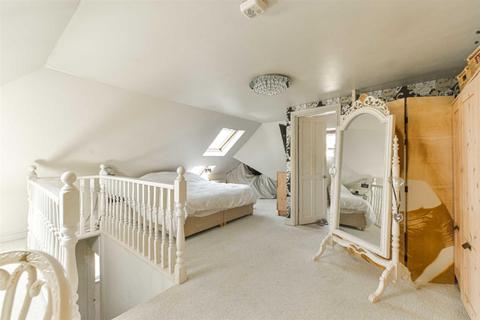 11 The Glade, Epsom, KT17 2HW