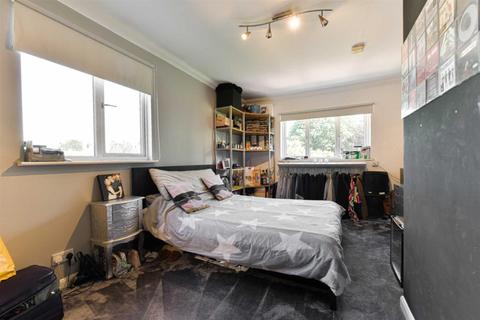11 The Glade, Epsom, KT17 2HW