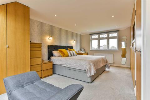 58 Amberley Gardens, Epsom, KT19 0NG