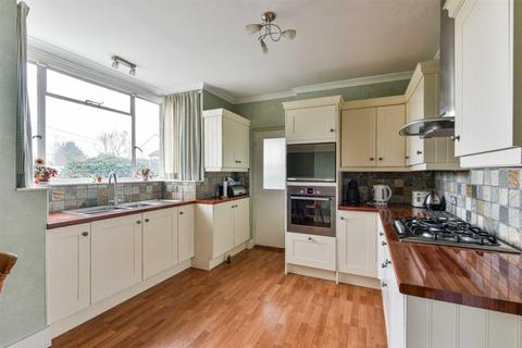 2 Oaks Avenue, Worcester Park, KT4 8XD