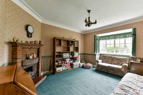 2 Oaks Avenue, Worcester Park, KT4 8XD