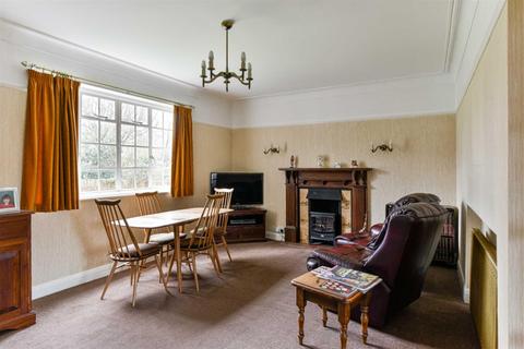 2 Oaks Avenue, Worcester Park, KT4 8XD