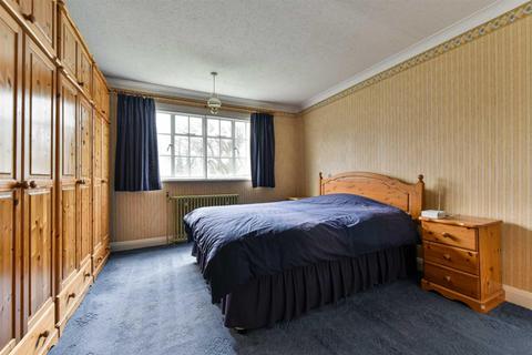 2 Oaks Avenue, Worcester Park, KT4 8XD