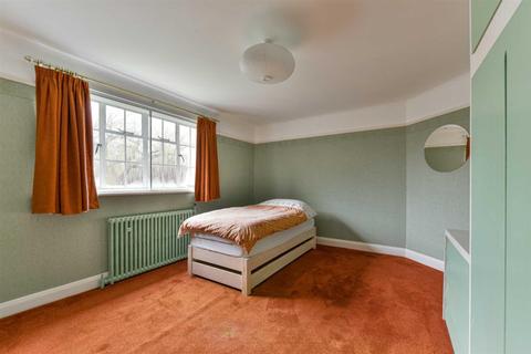 2 Oaks Avenue, Worcester Park, KT4 8XD