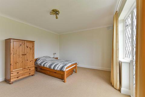 2 Oaks Avenue, Worcester Park, KT4 8XD