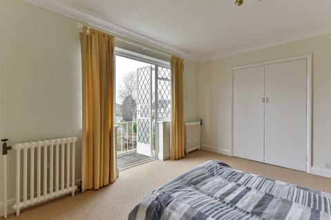 2 Oaks Avenue, Worcester Park, KT4 8XD