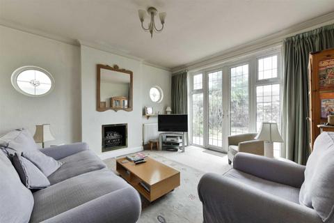 19 The Warren, Worcester Park, KT4 7DH