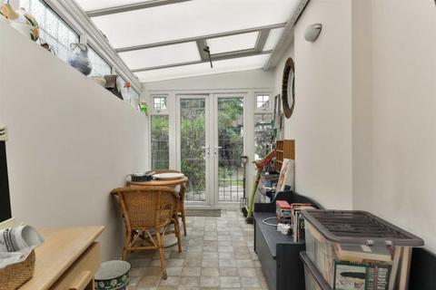 19 The Warren, Worcester Park, KT4 7DH