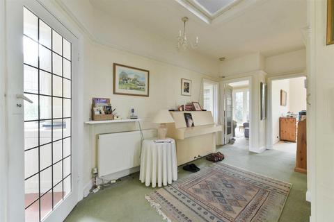 19 The Warren, Worcester Park, KT4 7DH