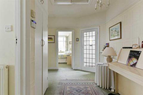 19 The Warren, Worcester Park, KT4 7DH