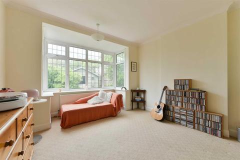 19 The Warren, Worcester Park, KT4 7DH