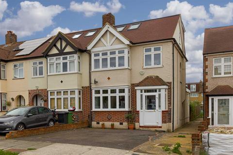 10 Elmstead Gardens, Worcester Park, KT4 7BD