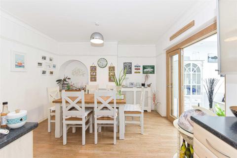 10 Elmstead Gardens, Worcester Park, KT4 7BD