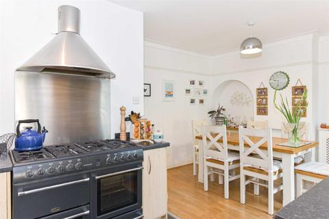 10 Elmstead Gardens, Worcester Park, KT4 7BD