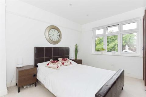 10 Elmstead Gardens, Worcester Park, KT4 7BD