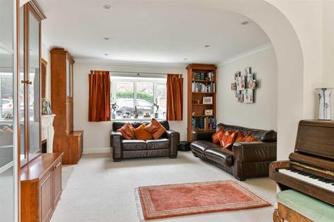 11 Bluegates, Ewell, Epsom, KT17 2SA