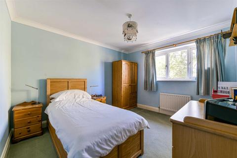 11 Bluegates, Ewell, Epsom, KT17 2SA